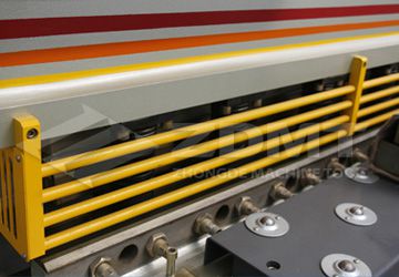 簡(jiǎn)易式防護(hù)柵欄.jpg 簡(jiǎn)易式防護(hù)柵欄.jpg