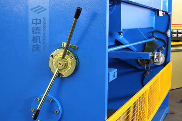 ZDS-432剪板機刀片間隙手動調節器，刻度清淅，調節省力又簡便.jpg